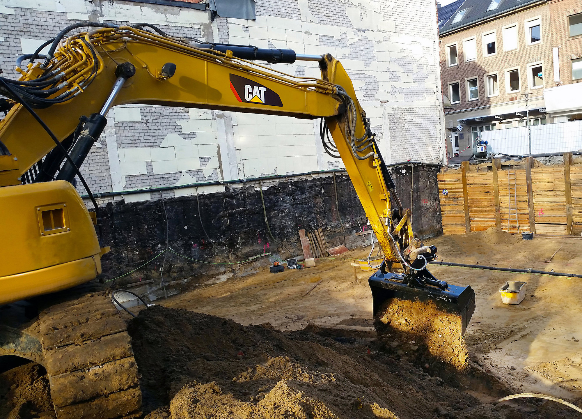 Cat intros lineup of gradecontrolready excavator tilt buckets