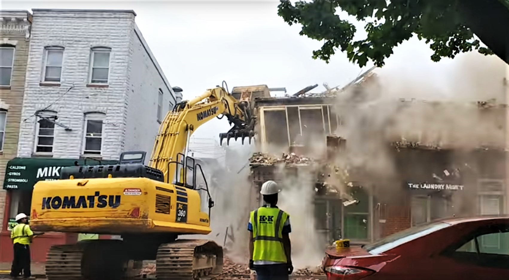 VIDEO: Excavator operator knocks down wrong building while demolishing