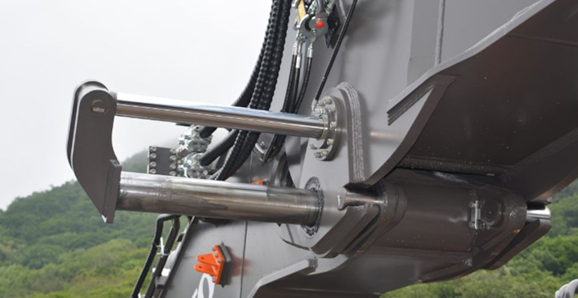 Two-pin hydraulic lock mechanism on the Volvo EC750E HR excavator 