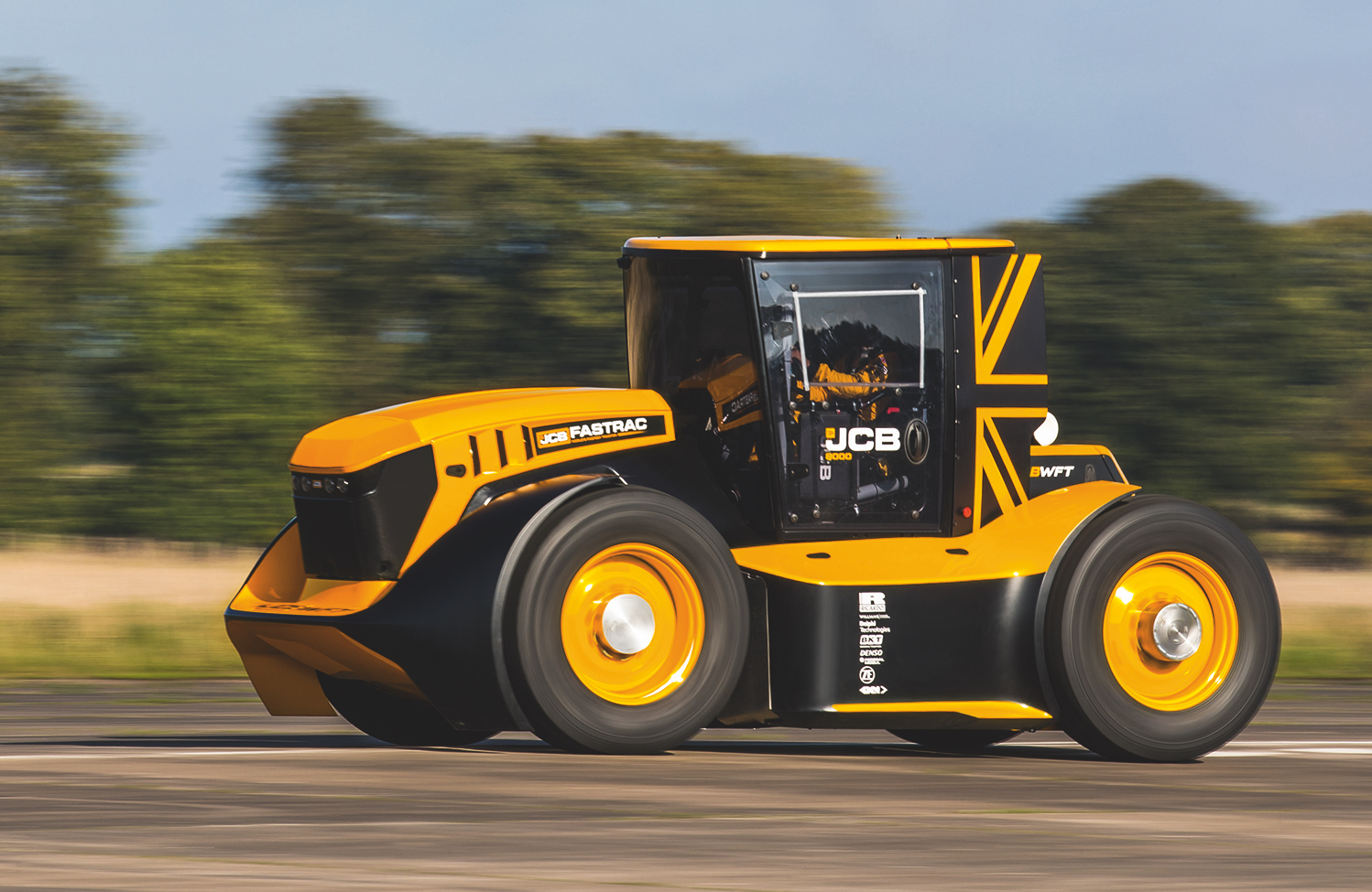 The-JCB-Fastrac-speeds-towards-the-World
